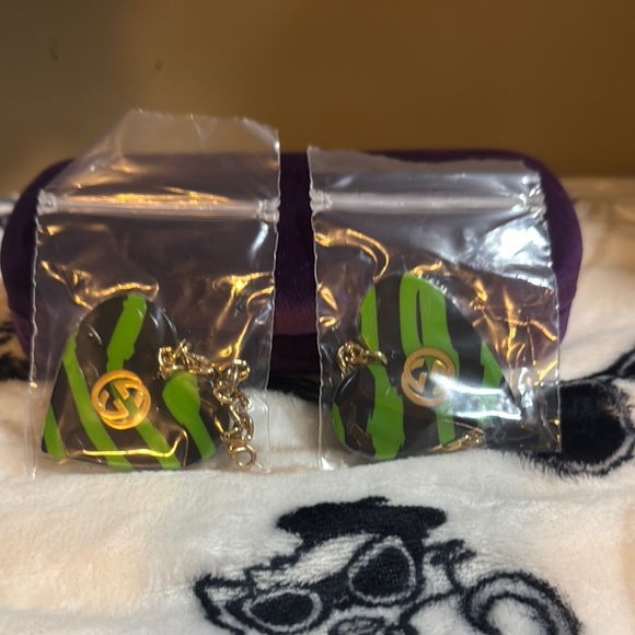 NWT Gucci Green and Black Sunglasses Premium Cat Eye Sunglasses With 2 Charms - Picture 7 of 8